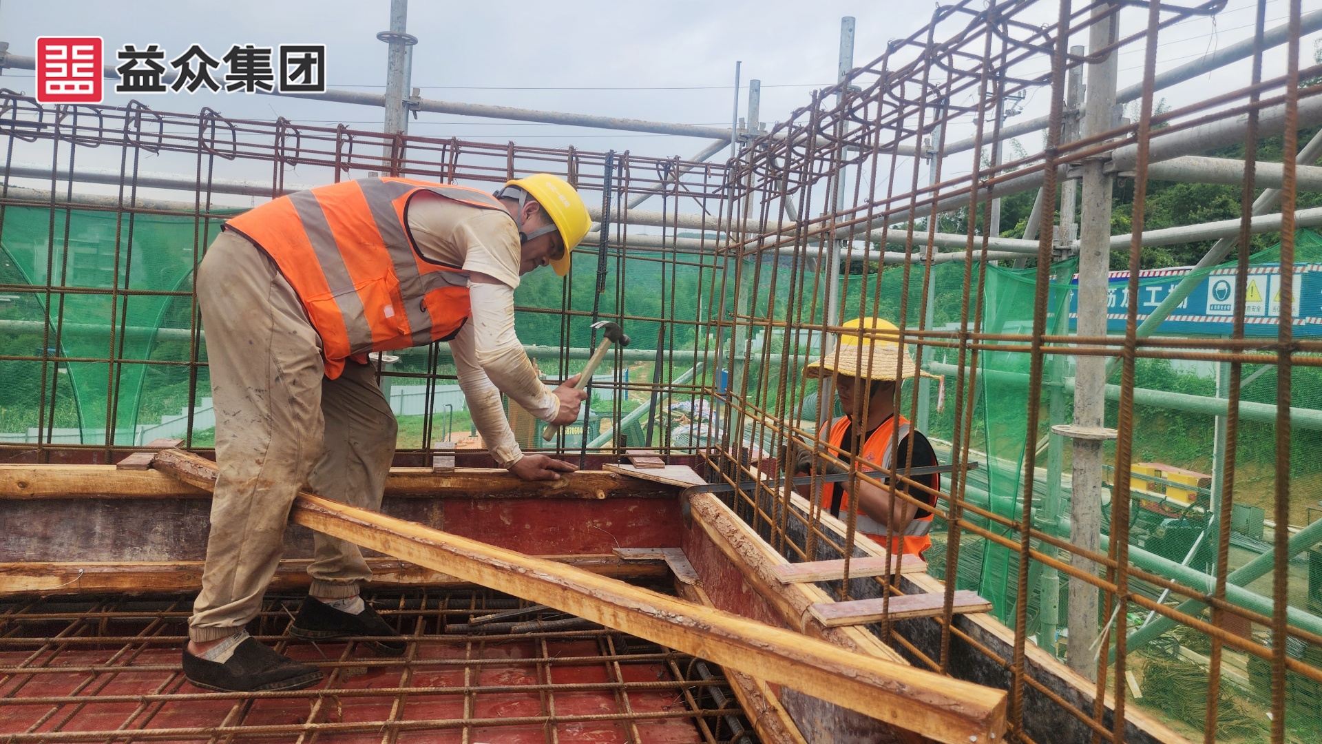 綜合管理用房屋面木工加固